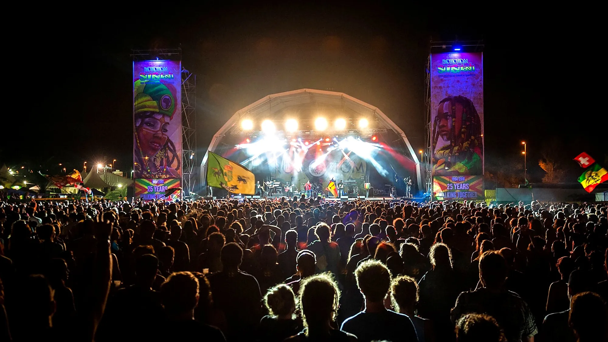 Escenario iluminado y público en un concierto del Rototom Sunsplash