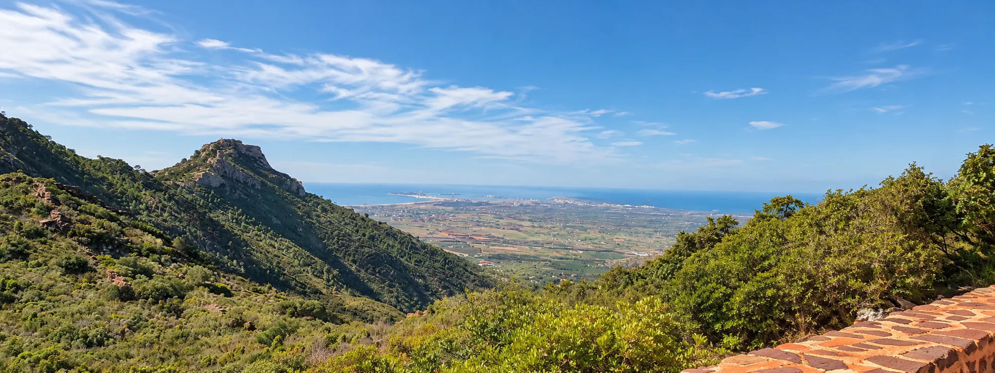 Panorámica mediterránea con montañas, llanura y mar al fondo